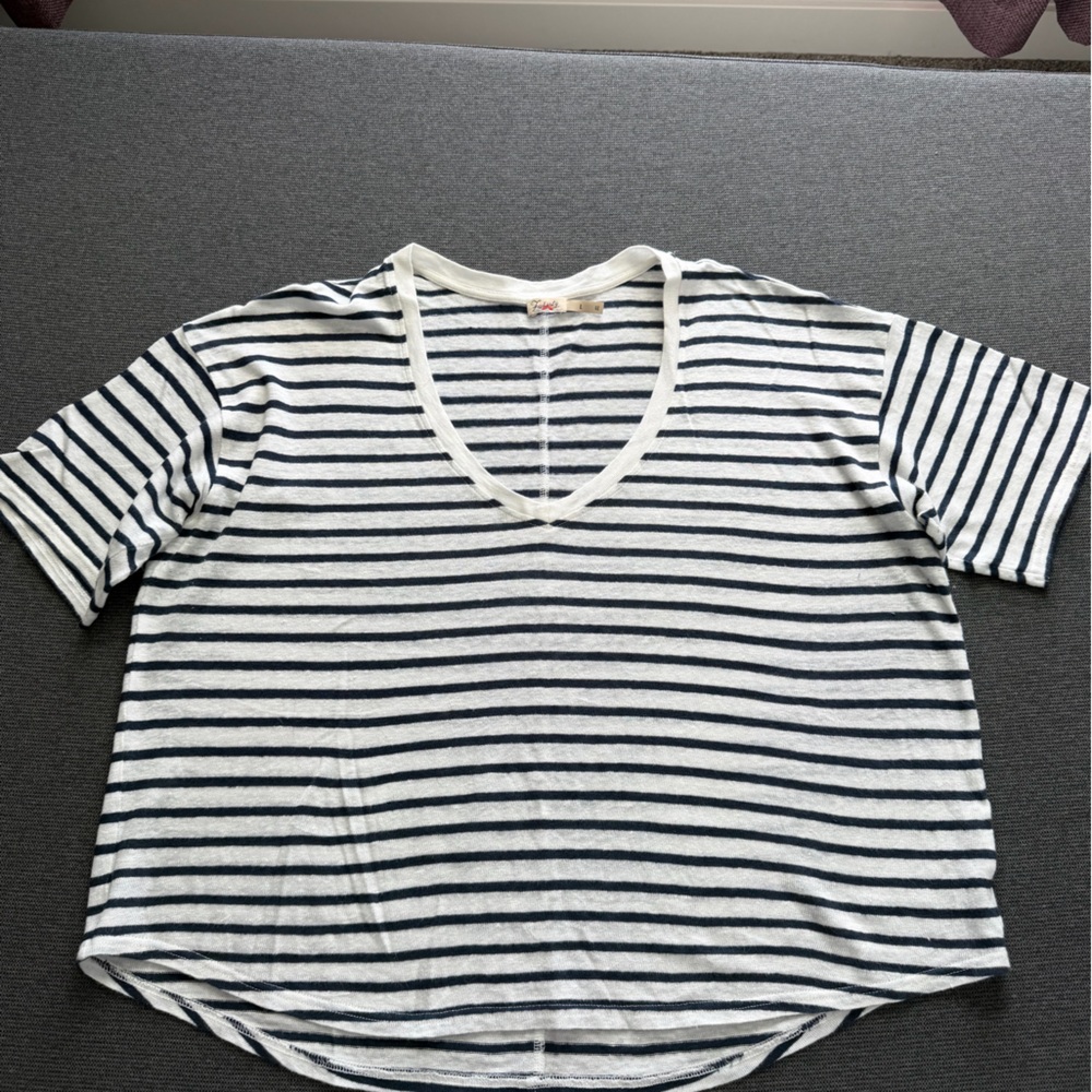 Faherty White and Navy Short-Sleeve V-Neck Striped Tee